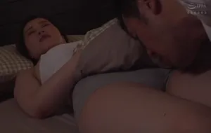 3 ngày ông chồng đi công chuyện, vợ yêu ở nhà nữa đêm bị bố chồng yêu mò vào phòng