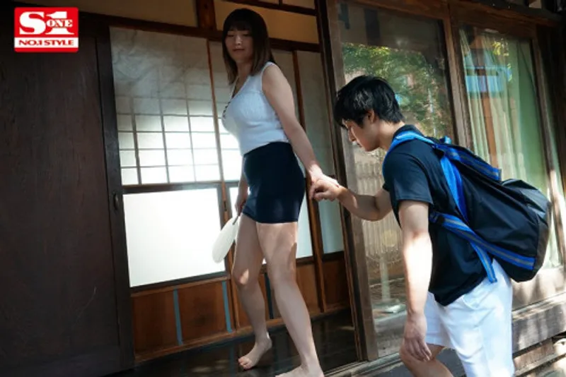 Anh chàng dâm dục dương vật khi nhìn trộm em họ "đi ngoài" với chồng