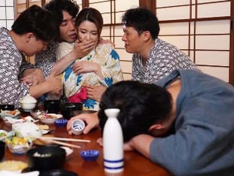 đưa cô vợ đi suối nước nóng, gã chồng không biết vợ yêu bị người khác trả bài sấp mặt