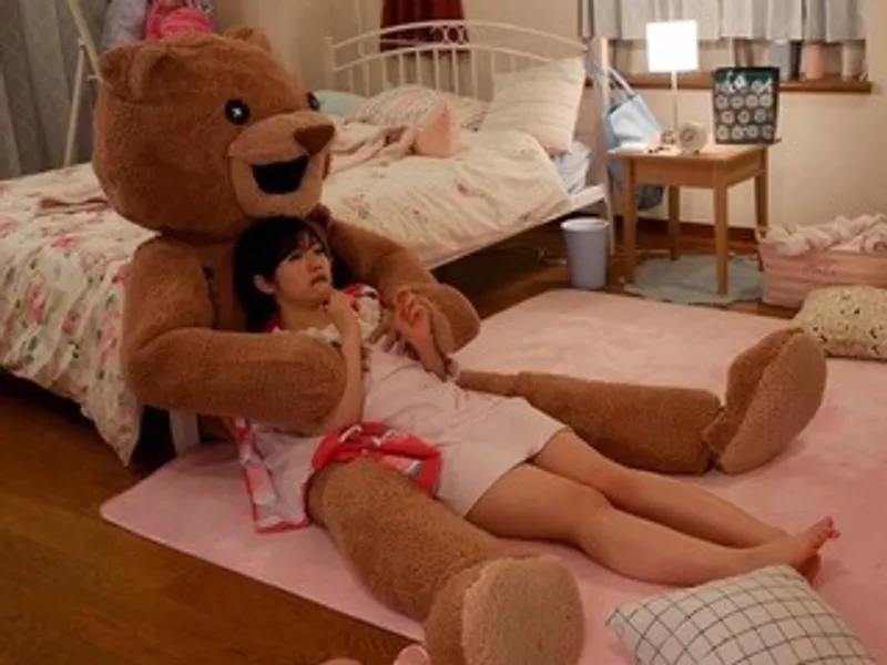 Chú em ghệ nhồi bông và em nữ sinh ngây thơ