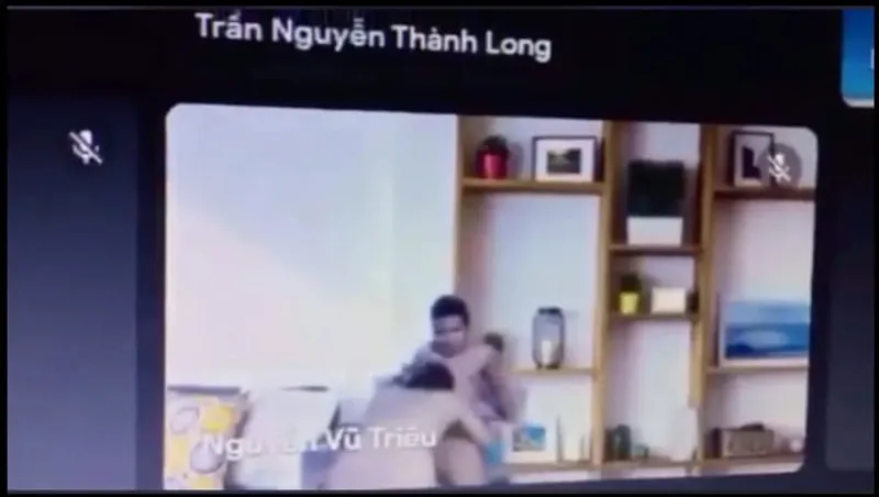 Học online quên không tắt camera lộ cảnh cô bạn gái đang liếm mút