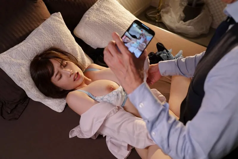 Cấp trên chuốc thuốc em thư ký bắt đụ cả đêm khi đi bàn việc làm ăn xa