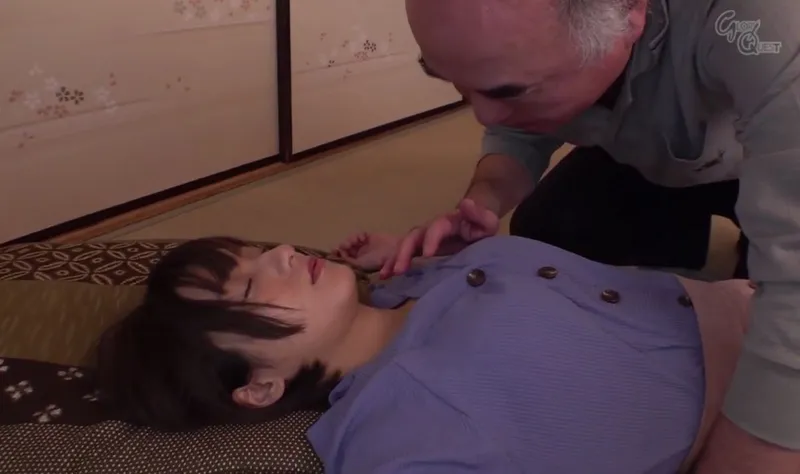 Bố gã chồng vô tình làm vợ của con trai ngất xỉu rồi sau đó …