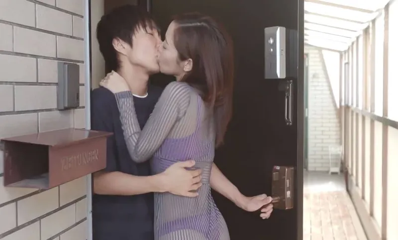 Cô hàng xóm với chiếc quần lót lọt khe và cậu nhóc cạnh nhà may mắn