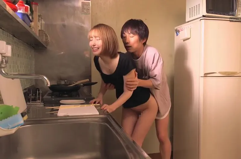 Bạn gái của anh trai mất nết về quê chơi rồi nện với cậu em chồng