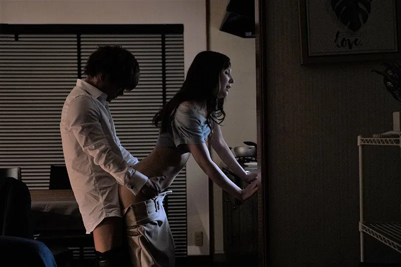 Quản lý đi làm ăn, cậu nhân viên đến nhà quan hệ người vợ ông ấy