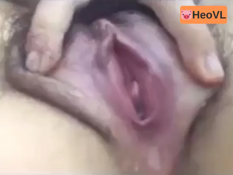 Cô bạn gái show cận cảnh lồn đang thở