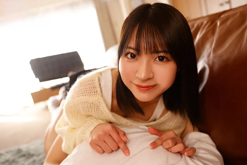 Chị gái lần đầu có thằng bồ còn nhiều ngỡ ngàng nên mượn chuối thằng em tập trước